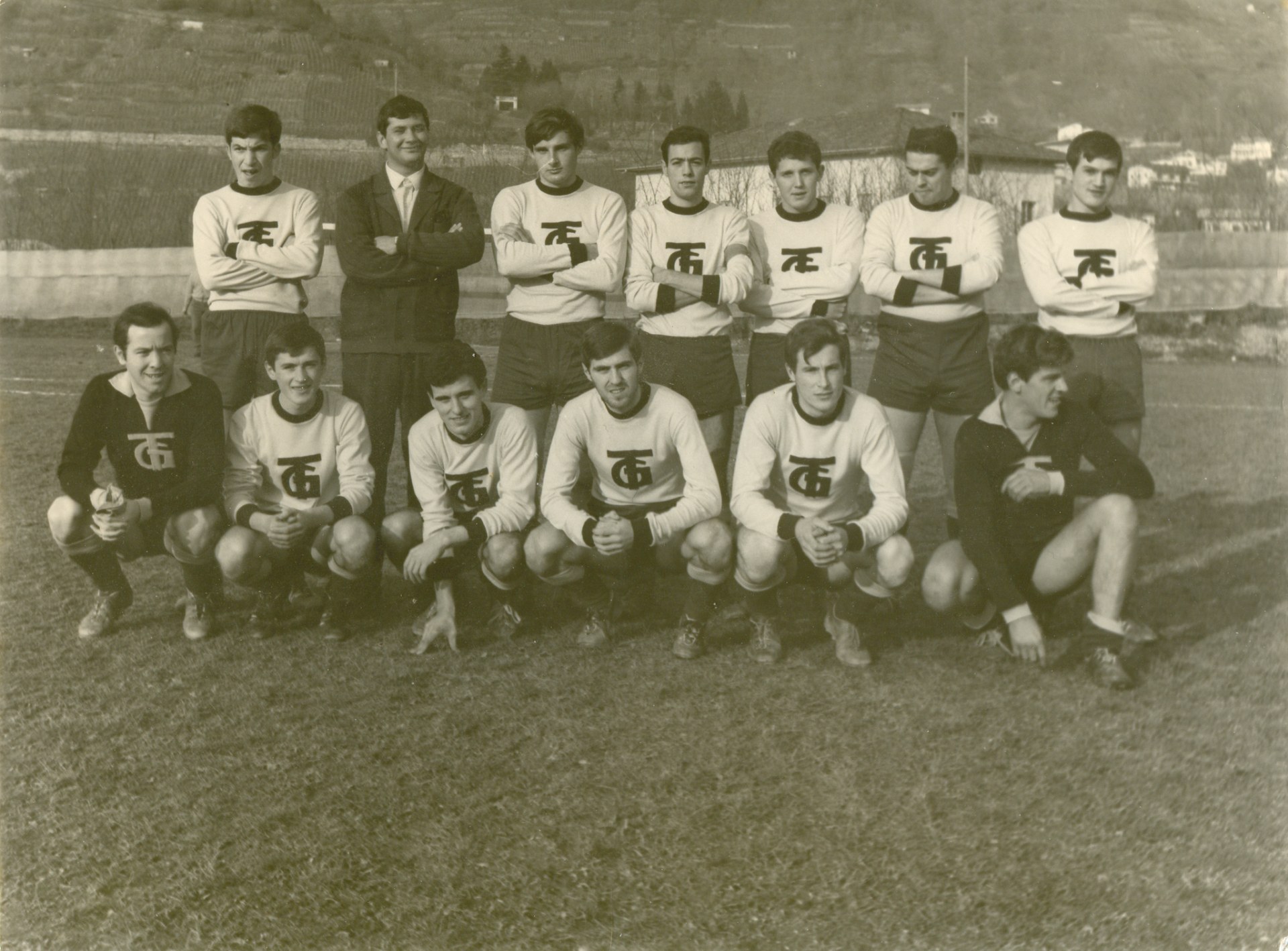 Squadra del Calceranica, sponsor Tramontin