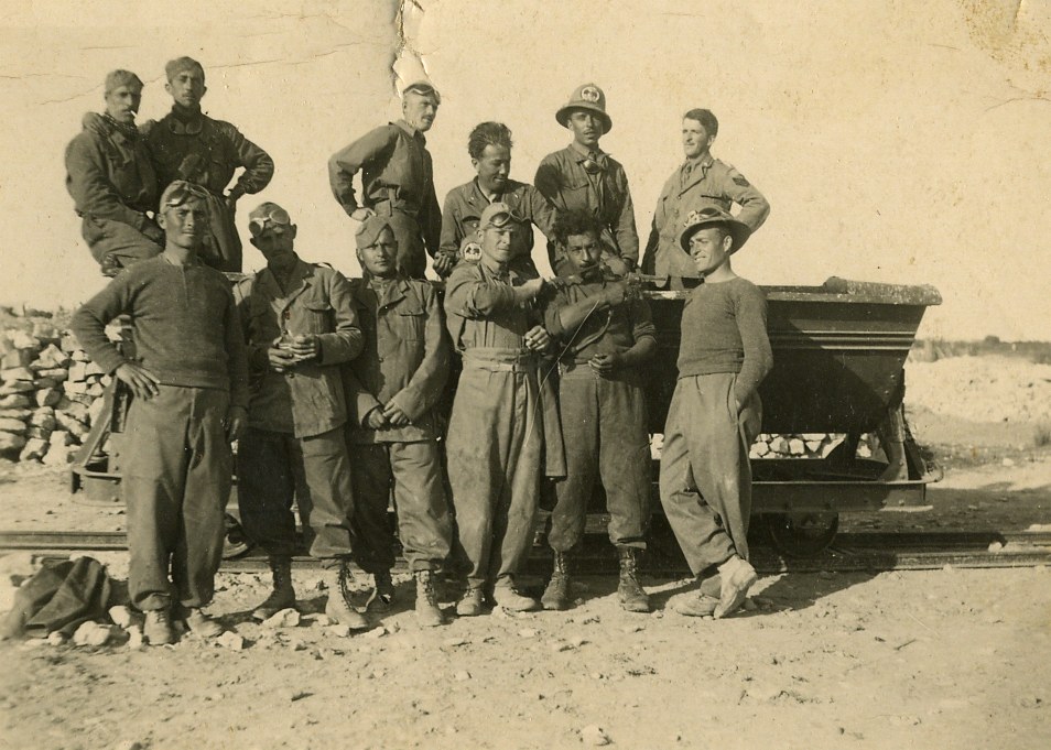 Gruppo di lavoratori militarizzati