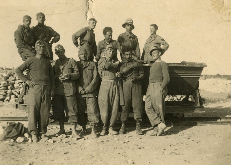 Gruppo di lavoratori militarizzati